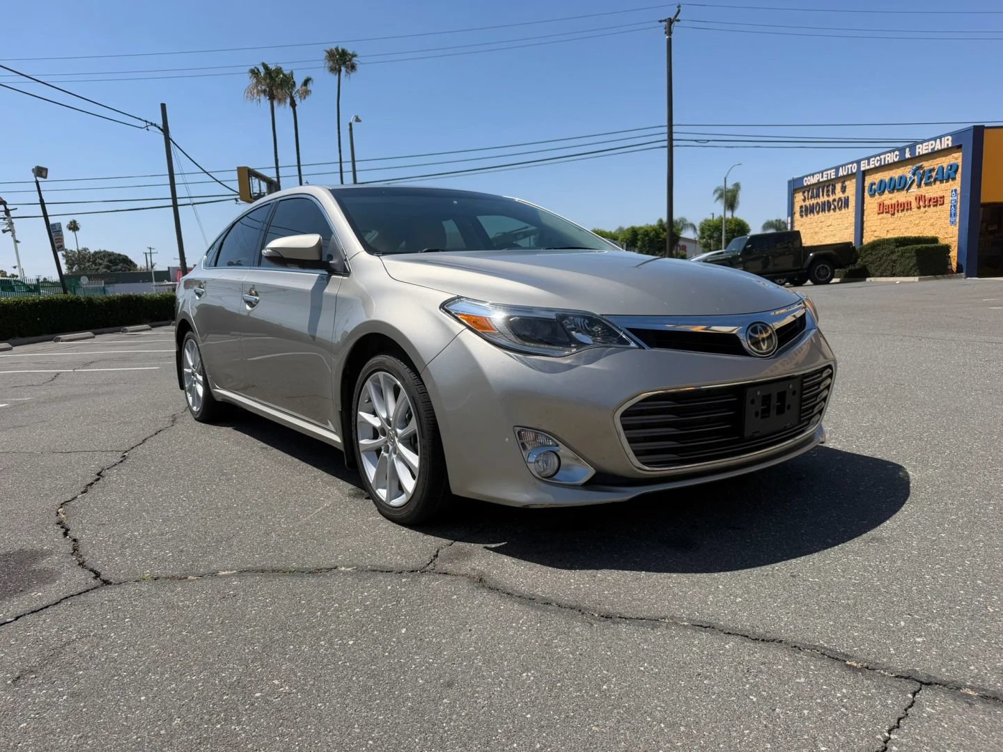 Used 2013 Toyota Avalon Limited w/ Technology Pkg FWD image 3