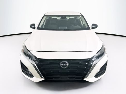 Used 2025 Nissan Altima 2.5 SV FWD image 2