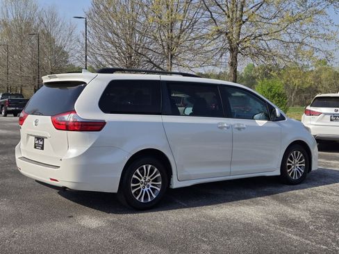 Used 2020 Toyota Sienna XLE image 6