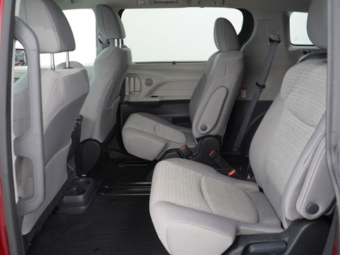 Used 2024 Toyota Sienna LE image 14
