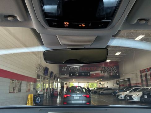 Used 2026 Volkswagen Tiguan SE FWD image 18