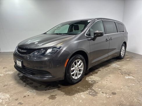 Used 2017 Chrysler Pacifica LX image 2