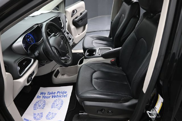 Used 2022 Chrysler Pacifica Touring-L FWD image 18