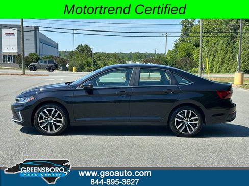 Used 2025 Volkswagen Jetta SE FWD image 3