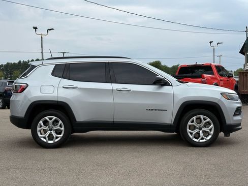 Used 2025 Jeep Compass Latitude AWD/4WD image 9