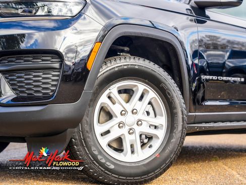 Used 2025 Jeep Grand Cherokee Laredo image 2