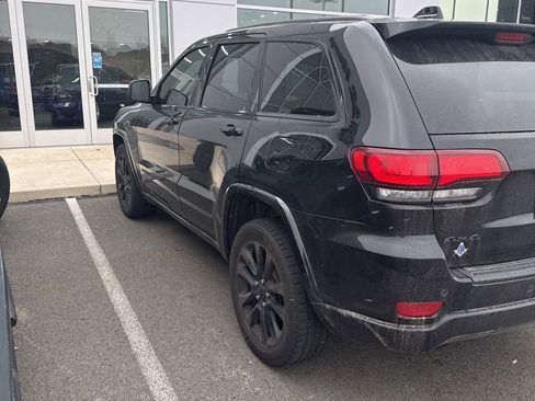 Used 2018 Jeep Grand Cherokee Altitude image 3