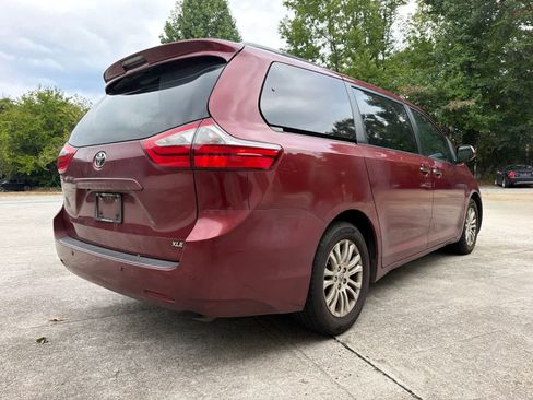 Used 2017 Toyota Sienna XLE Premium FWD image 10