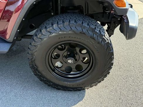 Used 2021 Jeep Wrangler Unlimited Sahara AWD/4WD image 12