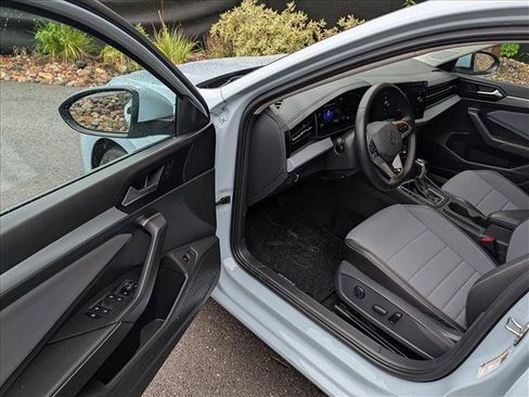 Certified 2025 Volkswagen Jetta SE w/ Sunroof Package FWD image 23