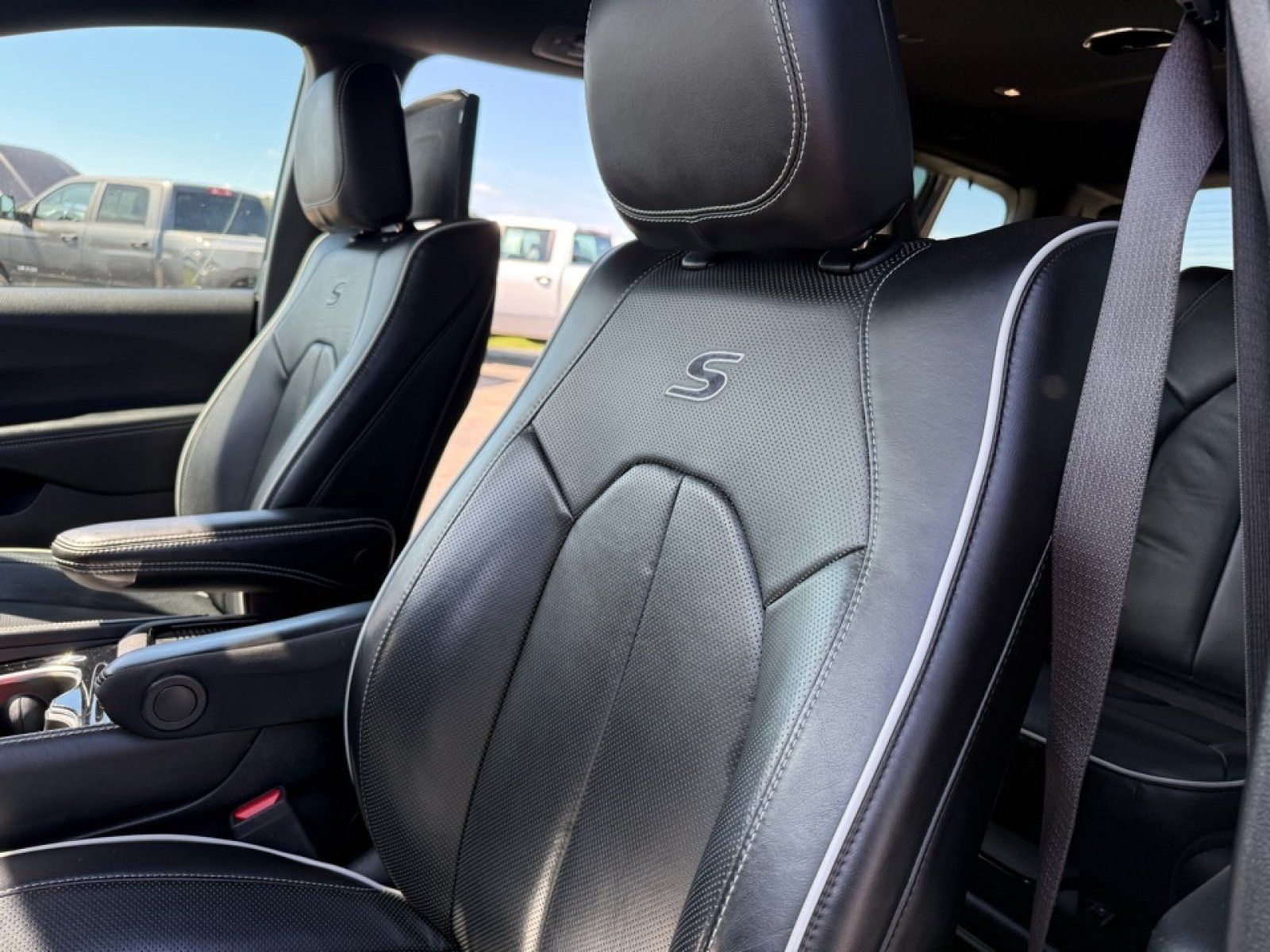 Used 2021 Chrysler Pacifica Limited w/ Uconnect Theater Family Group FWD image 29