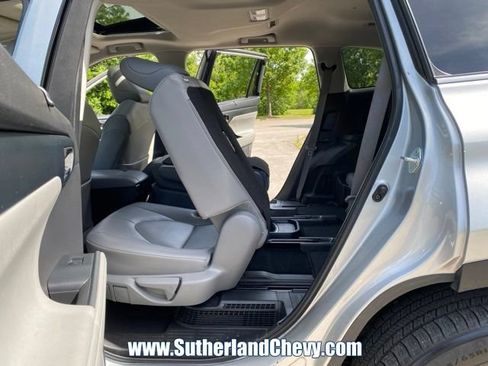 Used 2024 Toyota Highlander XLE AWD/4WD image 36