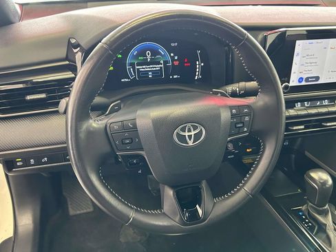 Used 2025 Toyota Camry SE FWD image 19