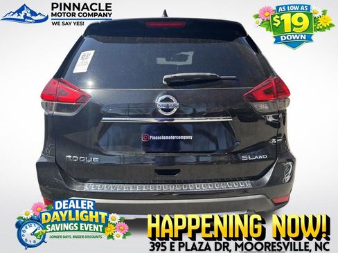 Used 2017 Nissan Rogue SL w/ SL Premium Package image 4