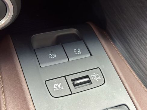 Used 2024 Toyota Venza XLE AWD/4WD image 21