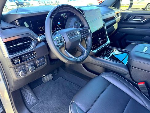 Used 2025 GMC Yukon XL Denali w/ Denali Reserve Package image 11