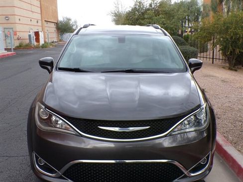 Used 2017 Chrysler Pacifica Touring-L Plus image 2