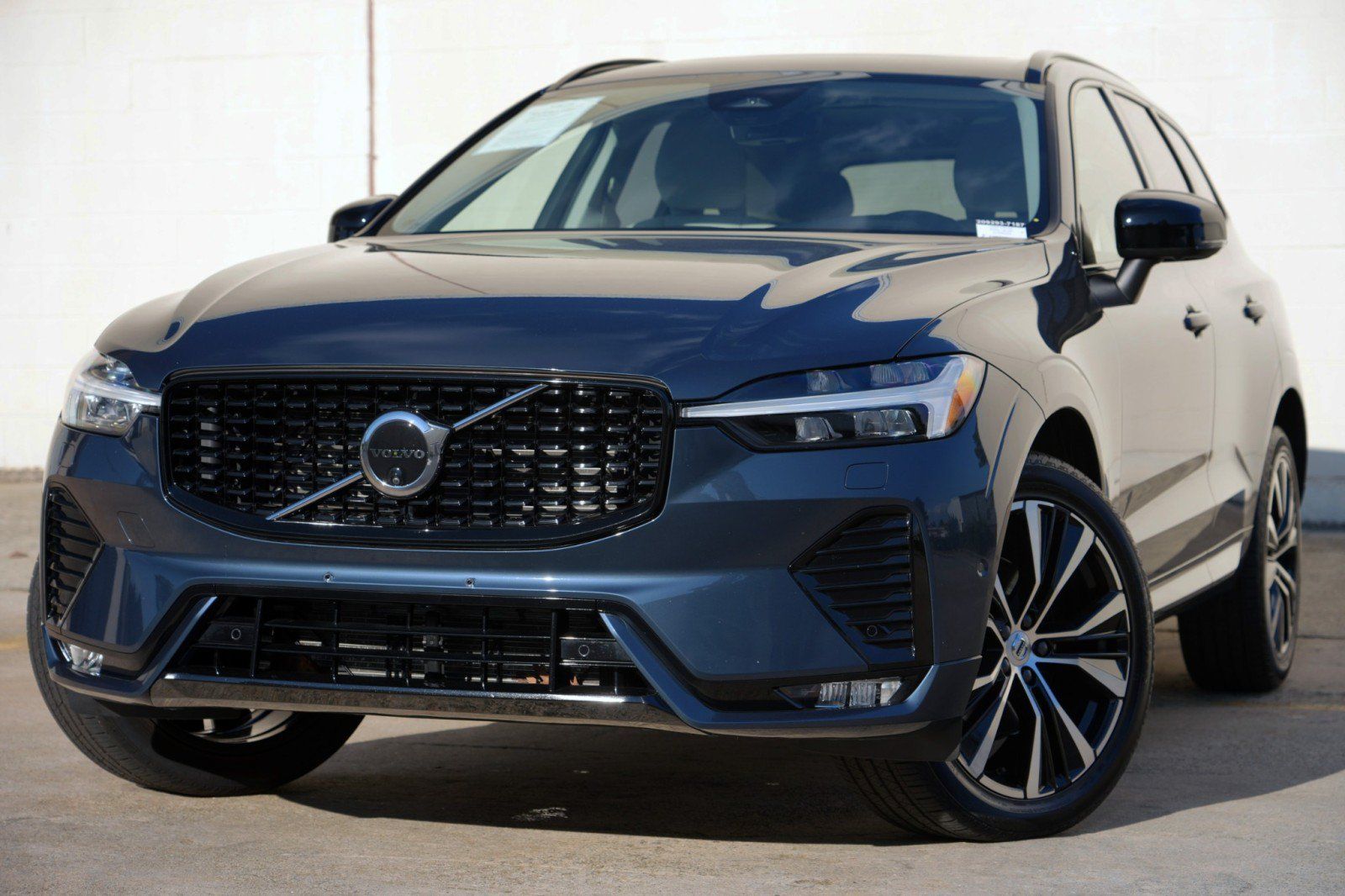 Used 2025 Volvo XC60 B5 Plus w/ Protection Package Premier AWD/4WD image 3