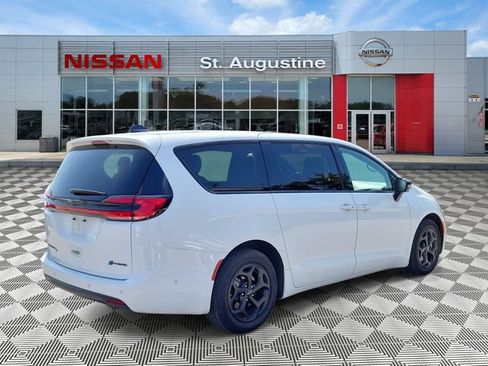 Used 2024 Chrysler Pacifica Limited FWD image 2