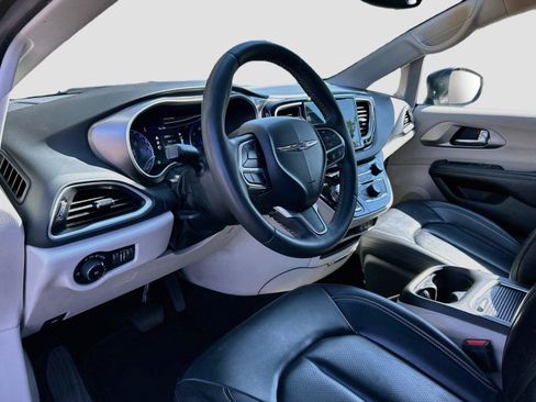 Used 2023 Chrysler Pacifica Touring-L FWD image 28