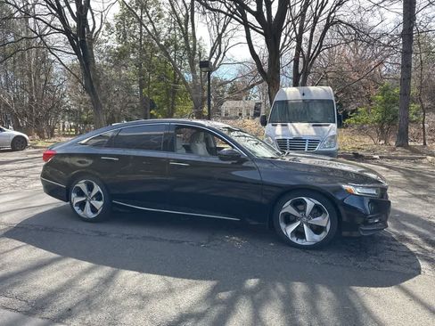 Used 2018 Honda Accord Touring image 11