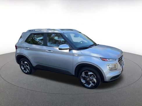 Used 2025 Hyundai Venue SEL image 2