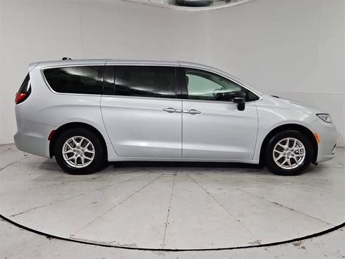 Used 2024 Chrysler Pacifica Touring-L image 7