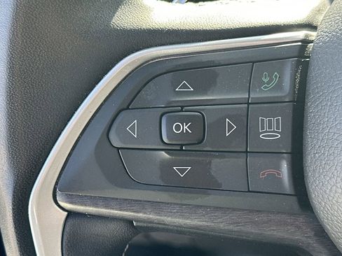 Used 2023 Jeep Grand Cherokee Limited w/ Black Appearance Package image 27