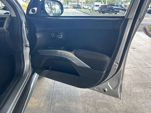 Used 2011 Mitsubishi Outlander SE image 21