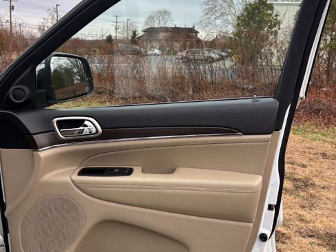 Used 2015 Jeep Grand Cherokee Limited image 26