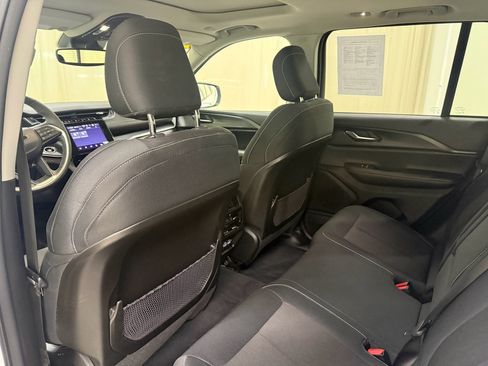 Used 2023 Jeep Grand Cherokee Laredo w/ Luxury Tech Group I AWD/4WD image 19