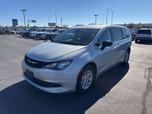 Used 2024 Chrysler Voyager LX image 9
