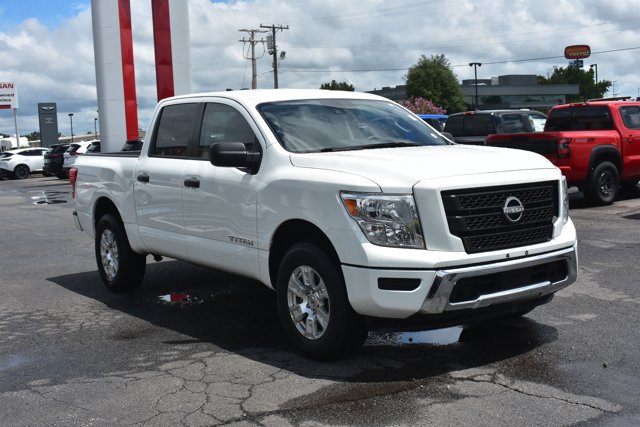 Used 2023 Nissan Titan SV RWD image 3