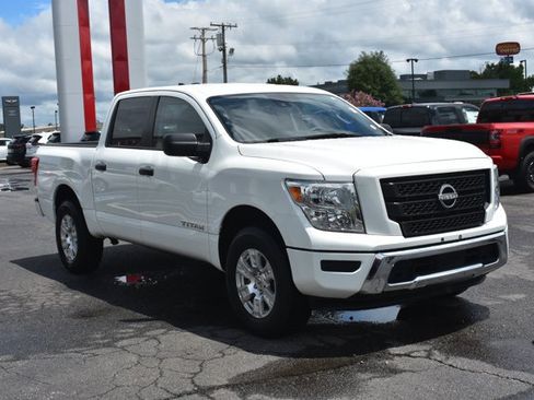 Used 2023 Nissan Titan SV RWD image 3