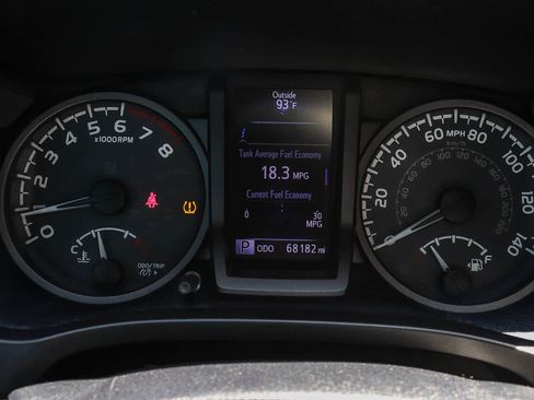 Used 2018 Toyota Tacoma TRD Sport w/ Technology Package RWD image 30