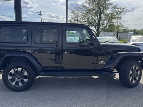 Used 2018 Jeep Wrangler Unlimited Sahara AWD/4WD image 9
