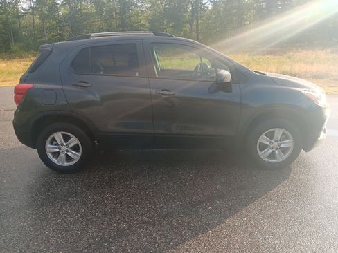 Used 2022 Chevrolet Trax LT w/ LT Convenience Package image 4