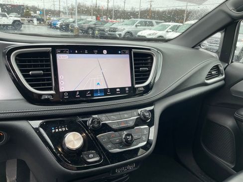 Used 2023 Chrysler Pacifica Touring-L w/ Uconnect Theater Family Group image 19