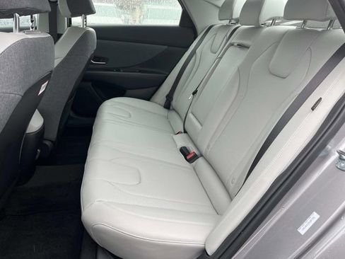 Used 2025 Hyundai Elantra Limited image 18