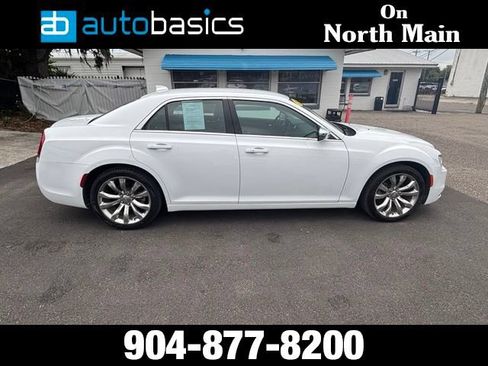 Used 2021 Chrysler 300 Touring w/ Chrome Appearance Package RWD image 6