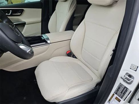 Used 2025 Mercedes-Benz GLC 300 4MATIC image 15