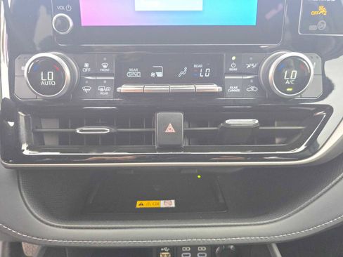 Certified 2024 Toyota Highlander XLE image 30