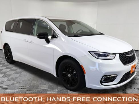 Used 2024 Chrysler Pacifica Touring-L FWD image 4