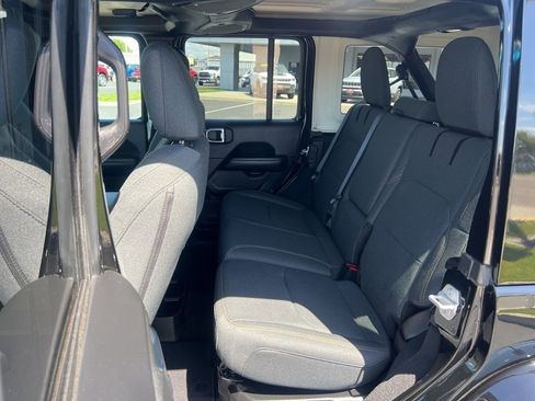Used 2025 Jeep Wrangler Unlimited Sahara AWD/4WD image 28
