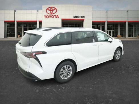 New 2026 Toyota Sienna XLE AWD/4WD image 11