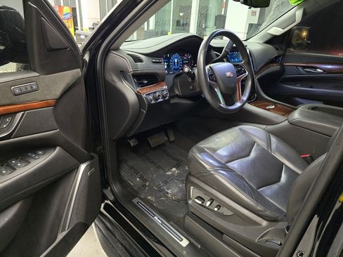 Used 2019 Cadillac Escalade Luxury AWD/4WD image 16