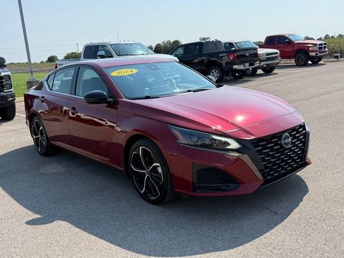 Used 2024 Nissan Altima 2.5 SR w/ SR Premium Package FWD image 2