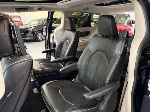 Used 2020 Chrysler Pacifica Limited FWD image 15