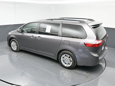 Used 2016 Toyota Sienna XLE image 28
