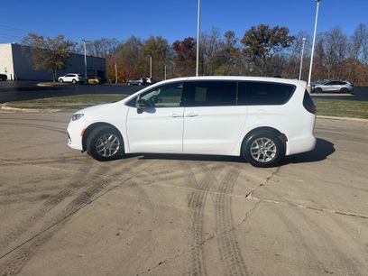 Used 2024 Chrysler Pacifica Touring-L